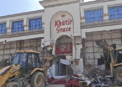 ग्रेटर फरीदाबाद में वर्ल्ड स्ट्रीट पर 6 अवैध बैंकेट हॉल और रेस्टोरेंट पर चला बुलडोजर