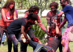 फरीदाबाद के लड़को, बंदा बणके होली खेलियो, कमिश्नर अंकल ने 70 पुलिस टीम मय लट्ठ उतारने का ऐलान किया है 