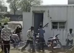 फरीदाबाद:  10-12 हमलावरों ने  फ़िल्मी स्टाइल में ३ युवकों को जमीन पर लिटाकर पीटा, वीडियो वायरल 