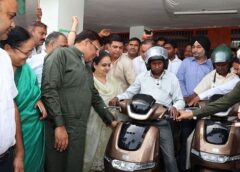 हरियाणा के मंत्री विपुल गोयल ने सफाई निरीक्षकों को 31 स्कूटियां वितरित कीं