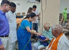 महापौर प्रवीण बत्रा जोशी ने जरूरतमंदों को वितरित किए सहायक उपकरण, 200 लोगों की हुई स्वास्थ्य जांच