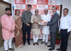 केंद्रीय राज्यमंत्री कृष्णपाल गुर्जर ने डा. एस.एस. बंसल को सौंपी सरकार की उपलब्धियों की पुस्तकें