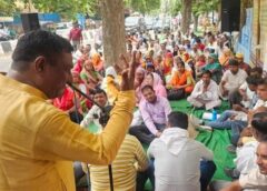 फरीदाबाद नगर निगम कर्मचारियों का झाड़ू प्रदर्शन, सरकार को दी 3 दिवसीय हड़ताल की चेतावनी
