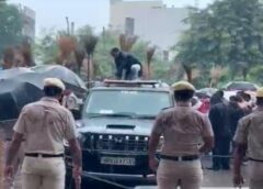 हरियाणा: मंत्री विपुल गोयल के दफ्तर पर सफाई कर्मियों ने ESMA आदेश जलाए,  पुलिस की स्कॉर्पियो पर चढ़े 