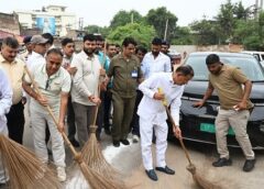 फरीदाबाद में पीएम मोदी के जन्मदिन पर सेवा अभियान, राजेश नागर ने लगाई झाड़ू