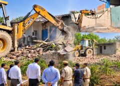 फरीदाबाद: मुजेरी में अवैध कॉलोनी पर चला बुलडोजर, 4 एकड़ में की गई प्लॉटिंग ध्वस्त