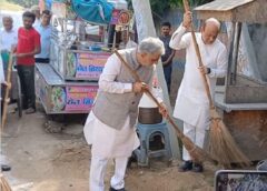 फरीदाबाद में गांधी जयंती पर स्वच्छता अभियान, कृष्ण पाल गुर्जर और धनेश अदलखा ने उठाई झाड़ू