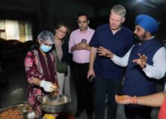 फरीदाबाद में मंदिरों में चढ़ाए फूलों से बन रही धूप, गुलाल और खाद, जर्मन प्रतिनिधिमंडल ने देखी पहल
